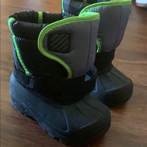Snow boots
